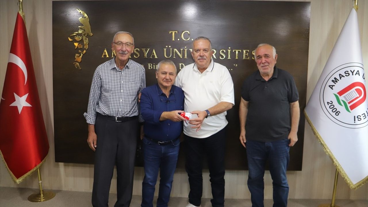 Amasya'da 65 Yaşındaki Faruk Cangül'e Öğrenci Kimliği Törenle Verildi