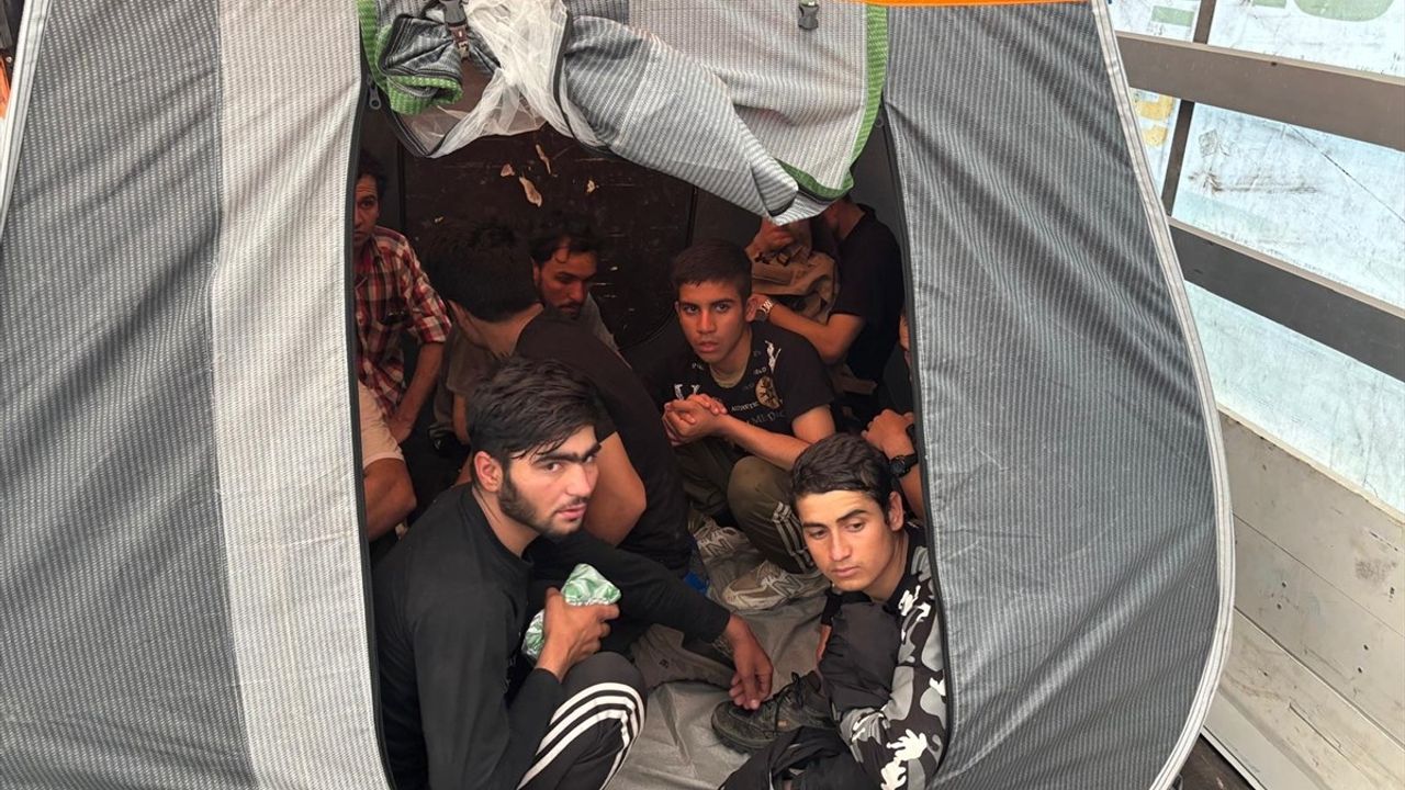 Amasya'da tır dorsesinde 17 Afgan uyruklu düzensiz göçmen yakalandı