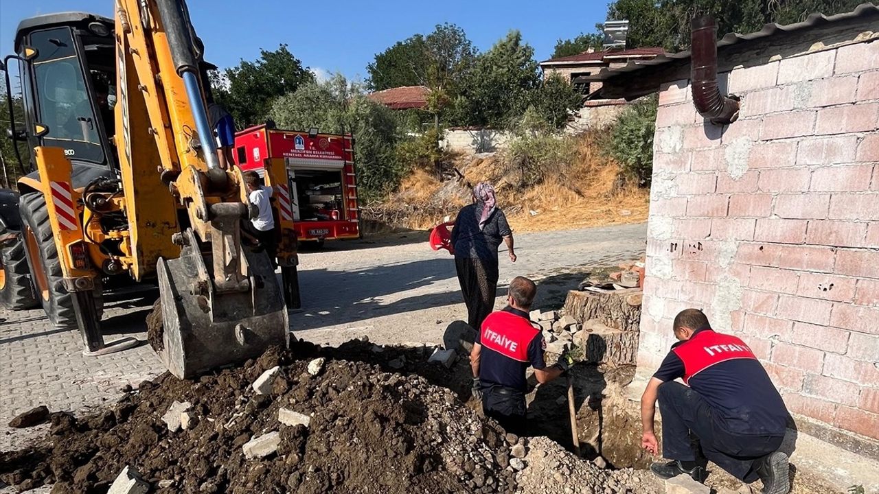 Amasya Merzifon'da su borusuna sıkışan 2 köpek yavrusu itfaiye ekiplerince kurtarıldı