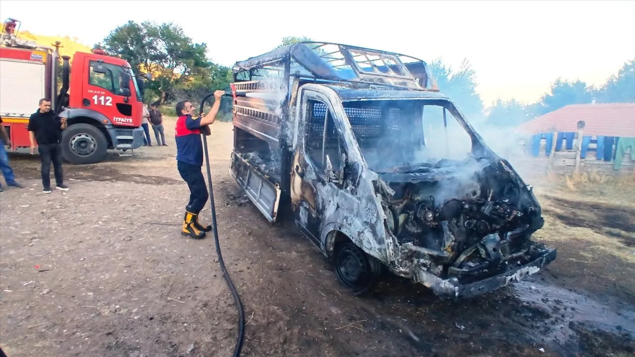 Amasya'nın Taşova ilçesinde yangında bin balya saman ve bir araç kullanılamaz hale geldi