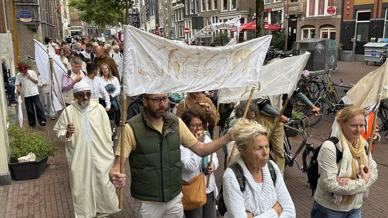 Amsterdam'da 'Peacewalk' yürüyüşünde Gazze için dua ve ortak barış çağrısı