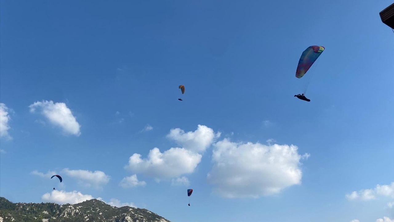 Andırın'da yamaç paraşütü festivali: 45 sporcu ilçenin doğal güzelliklerini uçuşlarla tanıttı