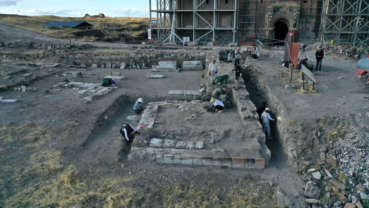 Ani'de Selçuklu Dönemine Ait Tuğla Gövdeli Kümbet Kalıntısı Bulundu