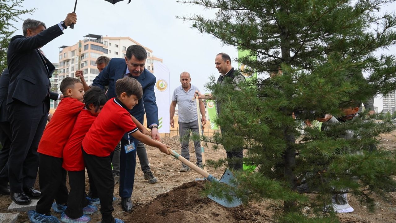 Ankara'da 2025-2026 Eğitim-Öğretim Yılı Yenimahalle Hacı Bektaş Veli İlkokulu'nda Açıldı