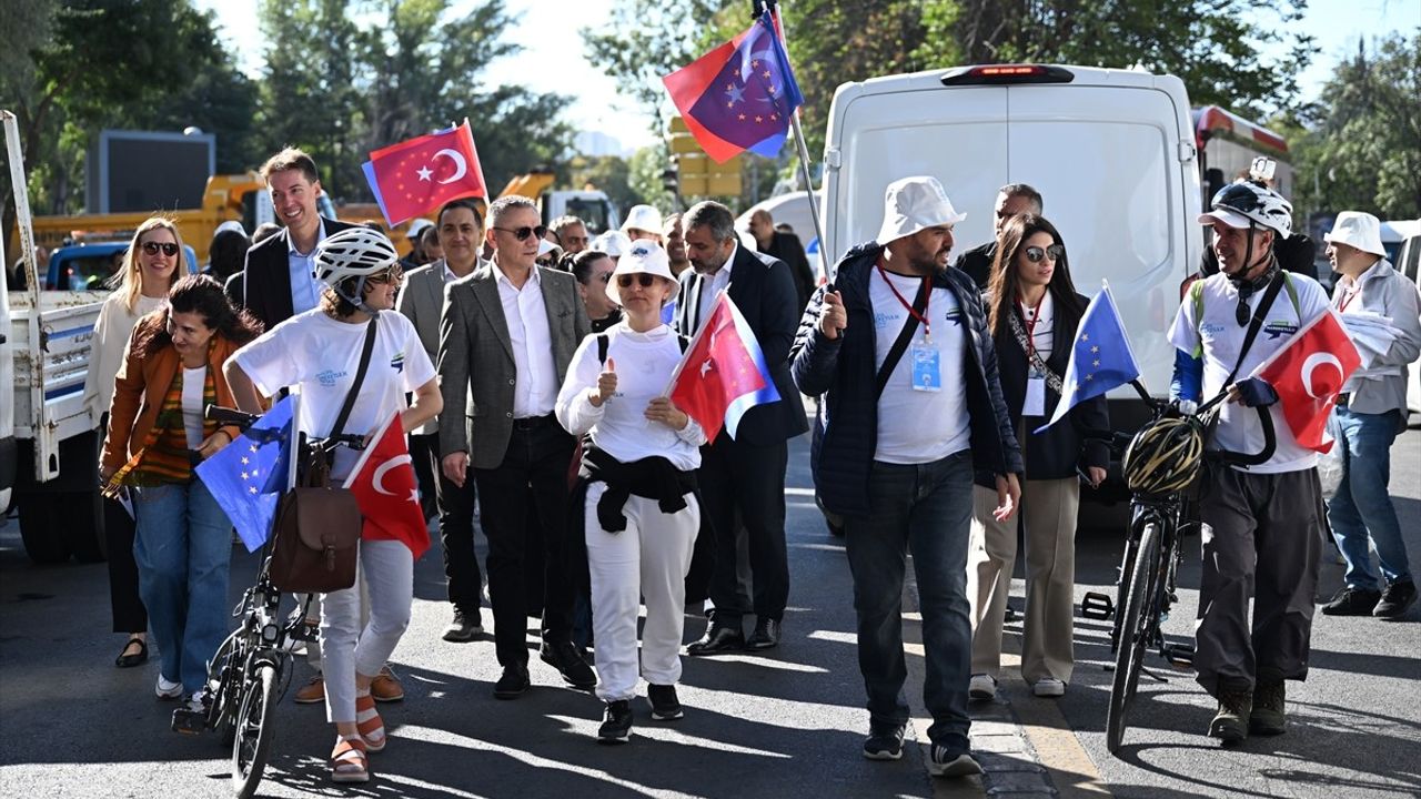 Ankara'da 'Herkes İçin Ulaşım' yürüyüşü: Aşkabat Caddesi 'Otomobilsiz Kent Günü' için araç trafiğine kapatıldı