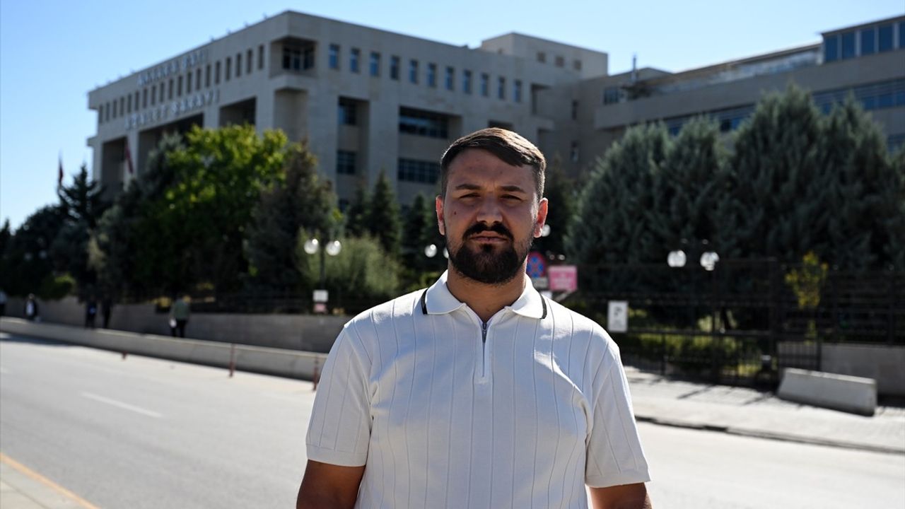 Ankara'da taksici trafikte tartıştığı kişilerce darbedildi; olay araç içi kamerasında