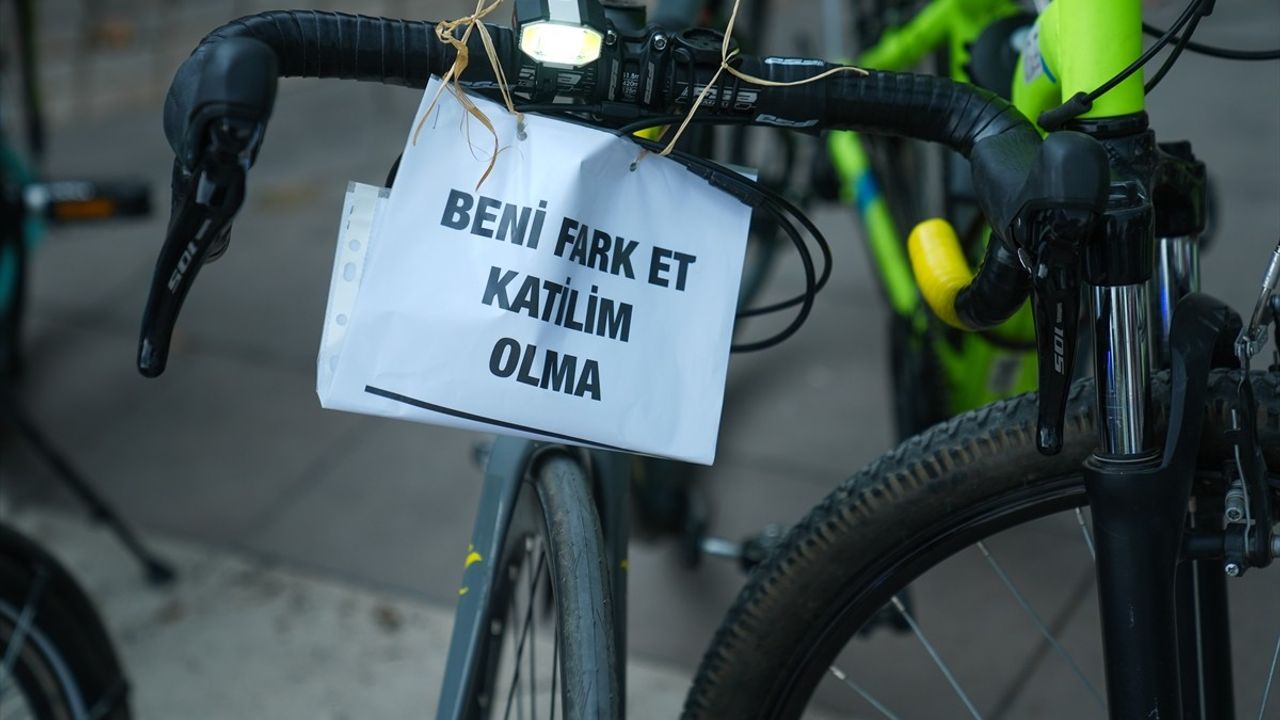 Ankara'da Triatlet Berkan Kobal için Bisikletçilerin 'Denetimsizlik ve Cezasızlık' Protestosu