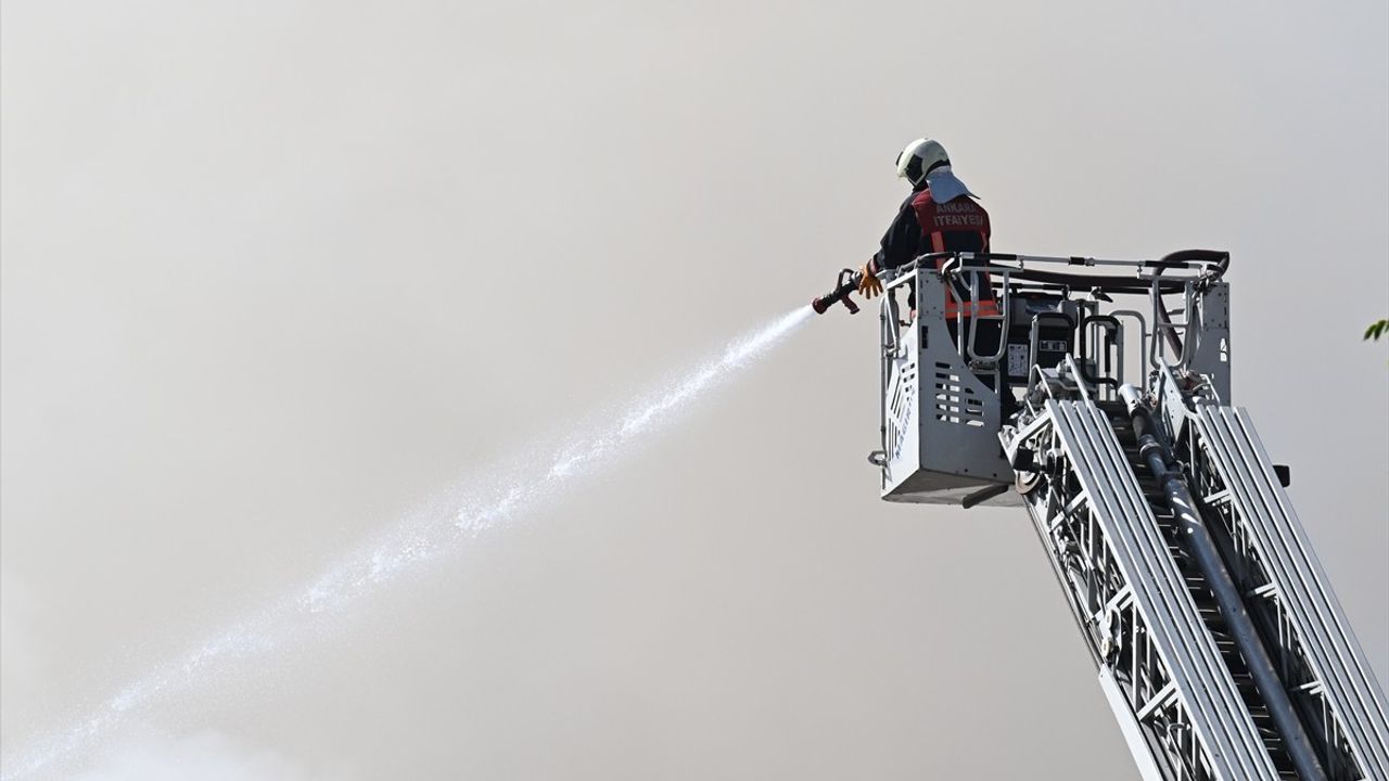 Ankara Sincan'da depolama tesisinin çöplüğünde çıkan yangın kontrol altına alındı