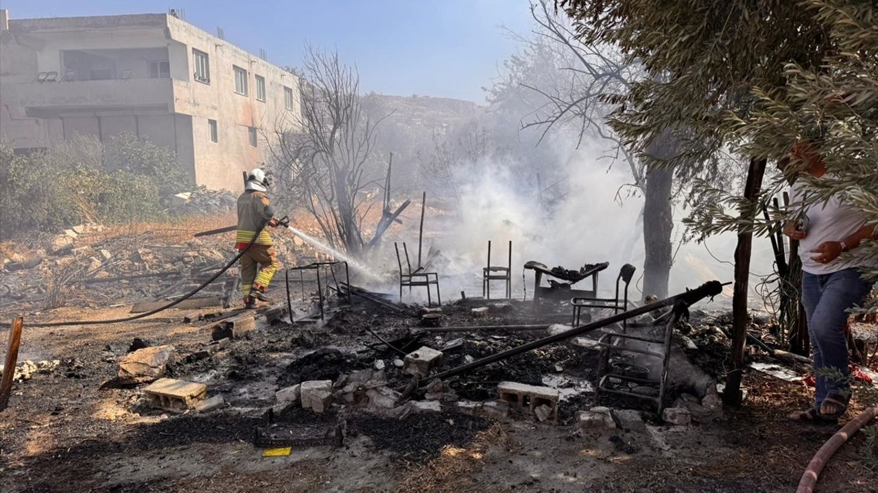 Antakya'da bahçede başlayan yangın eve sıçradı, itfaiye söndürdü