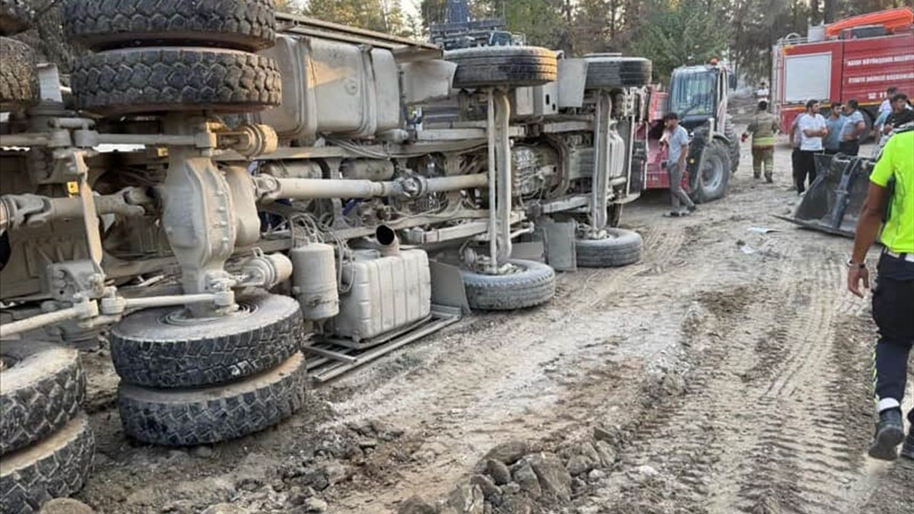 Antakya'da yük boşaltımı sırasında devrilen hafriyat kamyonunun sürücüsü hayatını kaybetti