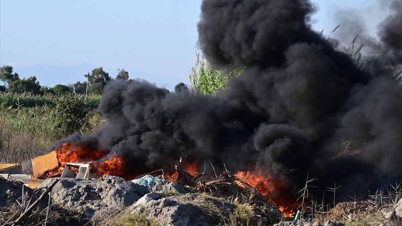 Antalya Aksu'da Kundu Mahallesi'nde çöp ve moloz yangını seralara sıçramadan söndürüldü