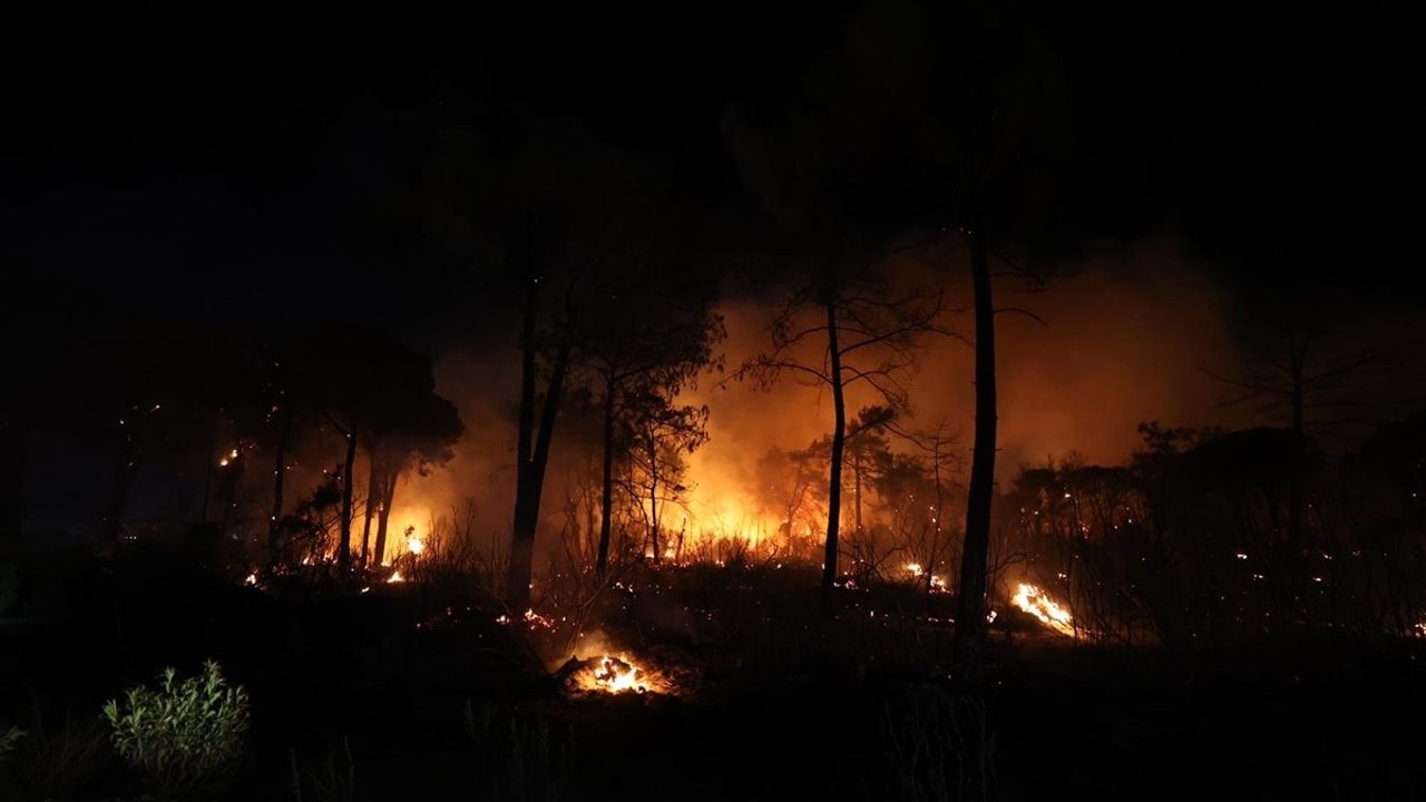 Antalya Aksu Kumköy Mahallesi'nde orman yangını — ekipler müdahale ediyor