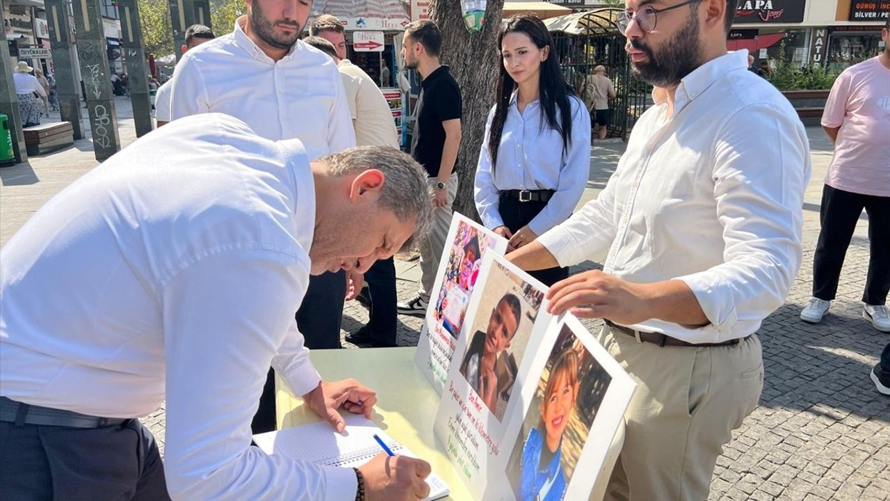 Antalya'da 'Boş Sıralar' etkinliğiyle Gazze'de okula başlayamayan çocuklar anıldı