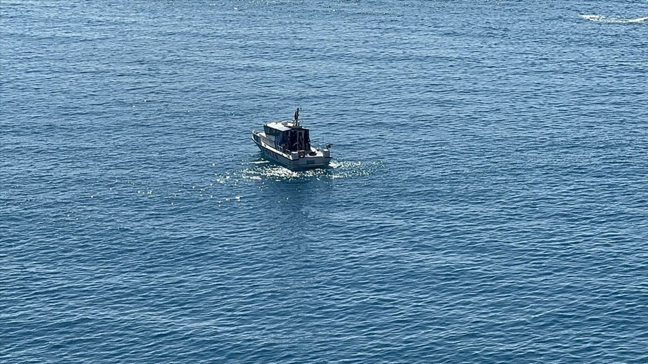 Antalya'da falezlerden düştüğü değerlendirilen kişi için denizde ve havada arama sürüyor