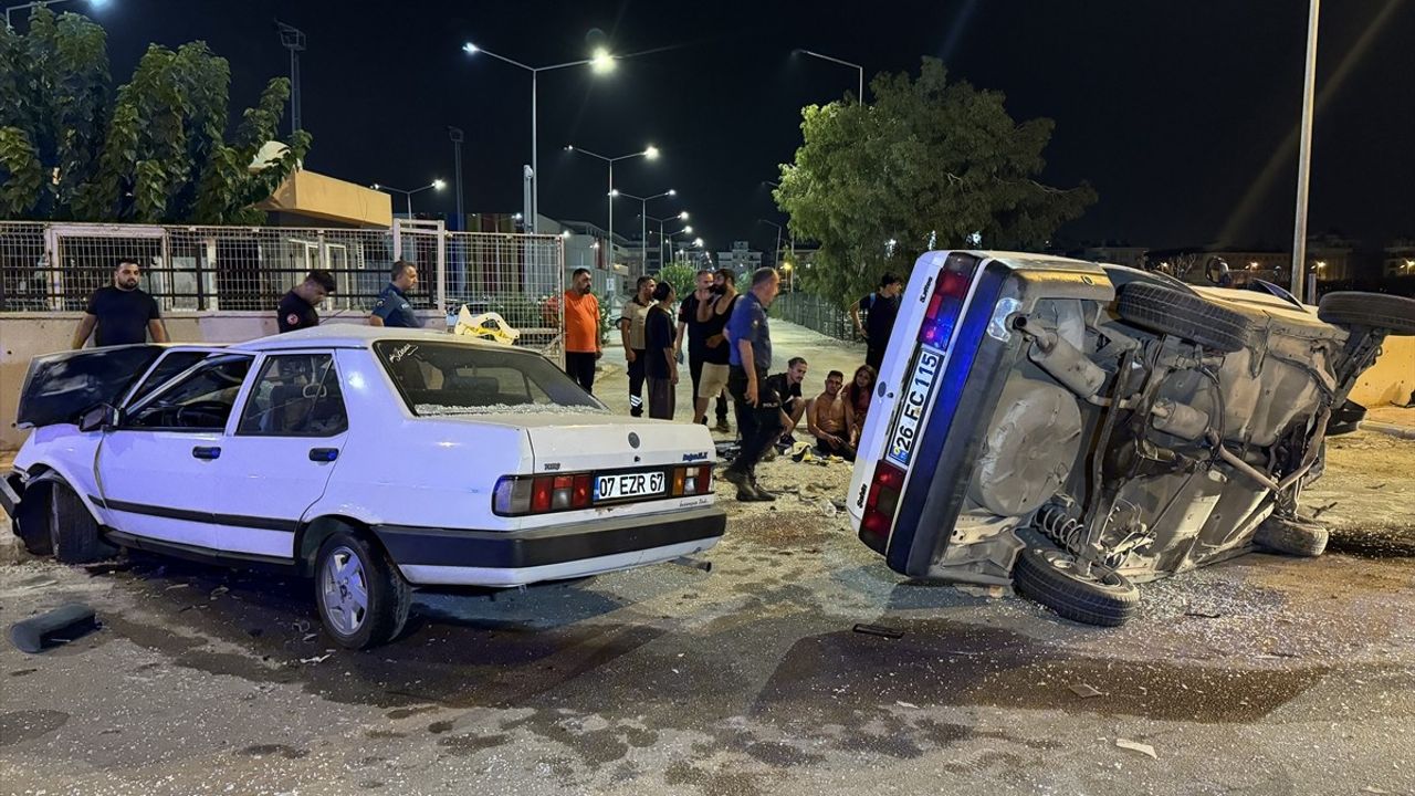 Antalya'da iki otomobilin çarpışması: 4 kişi yaralandı