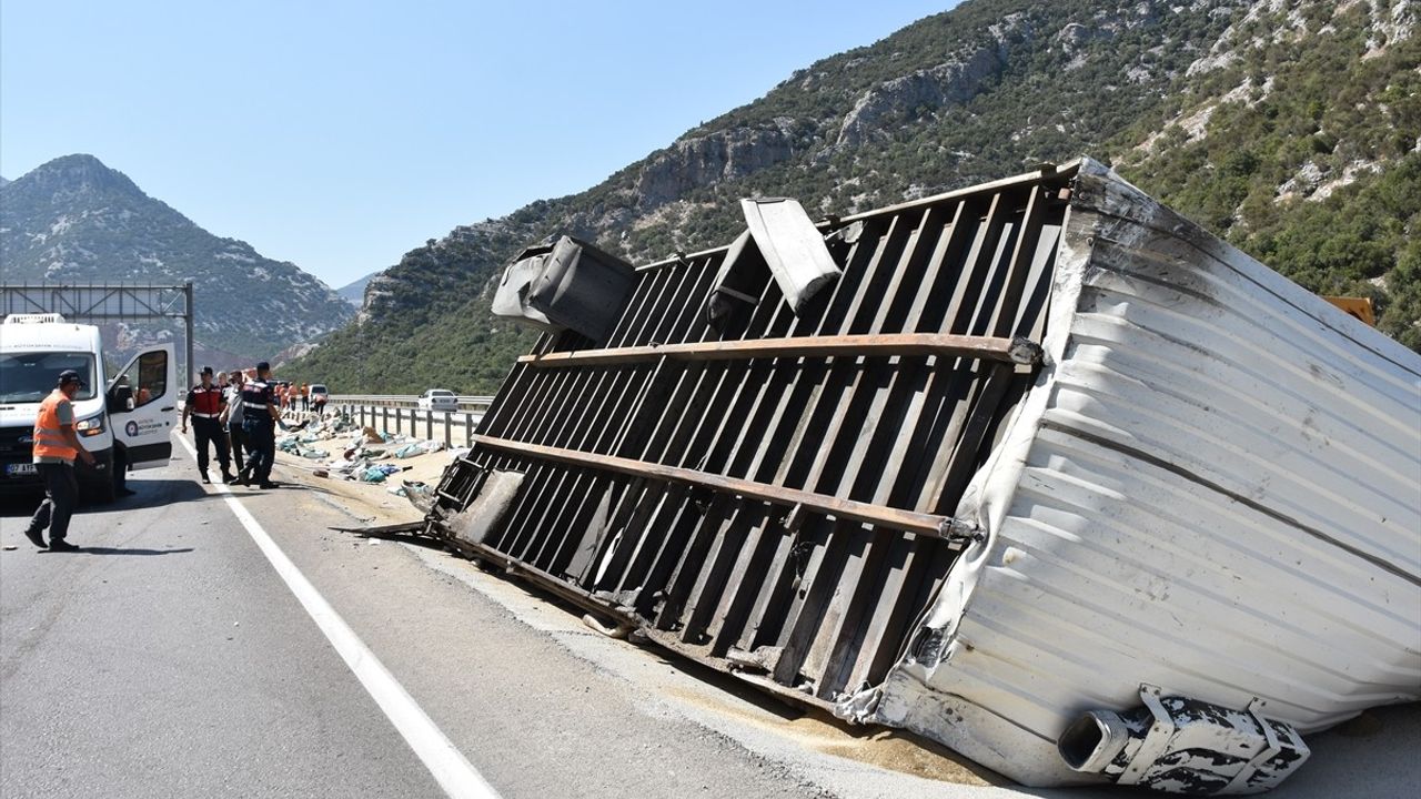 Antalya Döşemealtı'nda devrilen çim tohumu yüklü tırın sürücüsü hayatını kaybetti