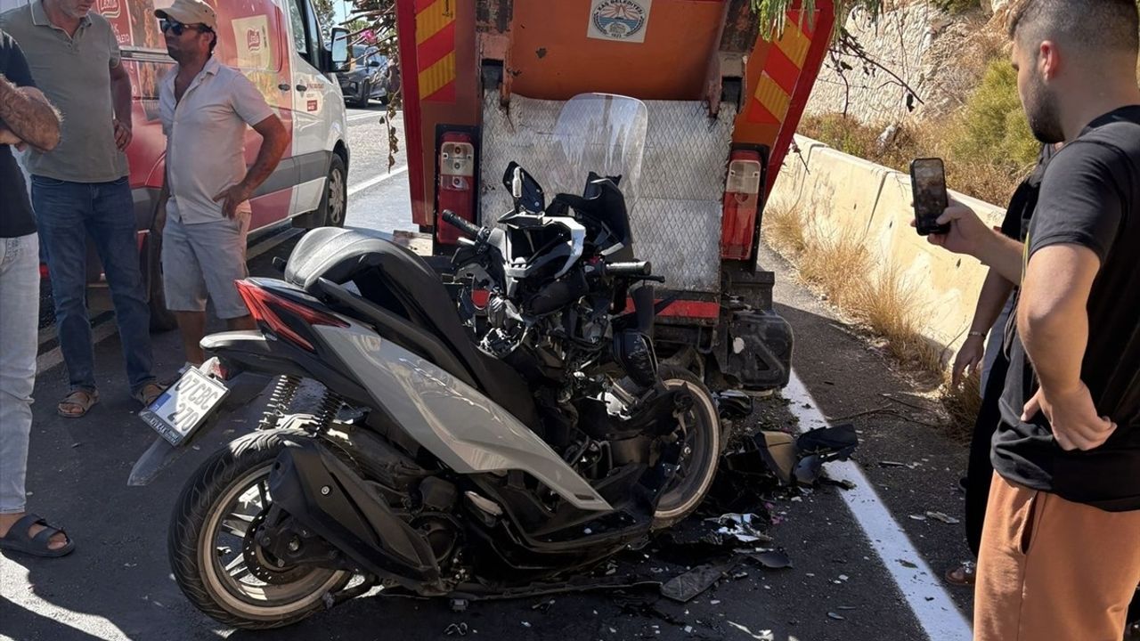 Antalya Kaş'ta atık toplama aracıyla çarpışan motosiklet sürücüsü yaşamını yitirdi