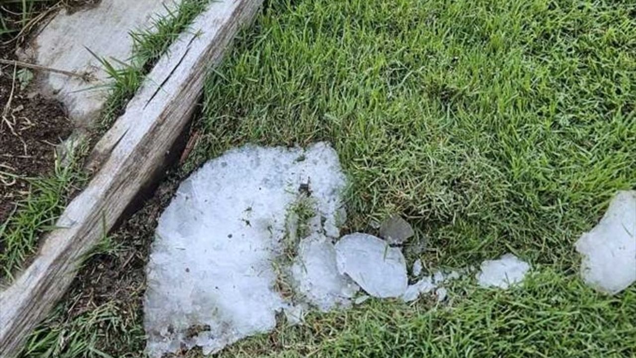 Antalya Kepez'de parka düşen buz kütlesi güvenlik kameralarında