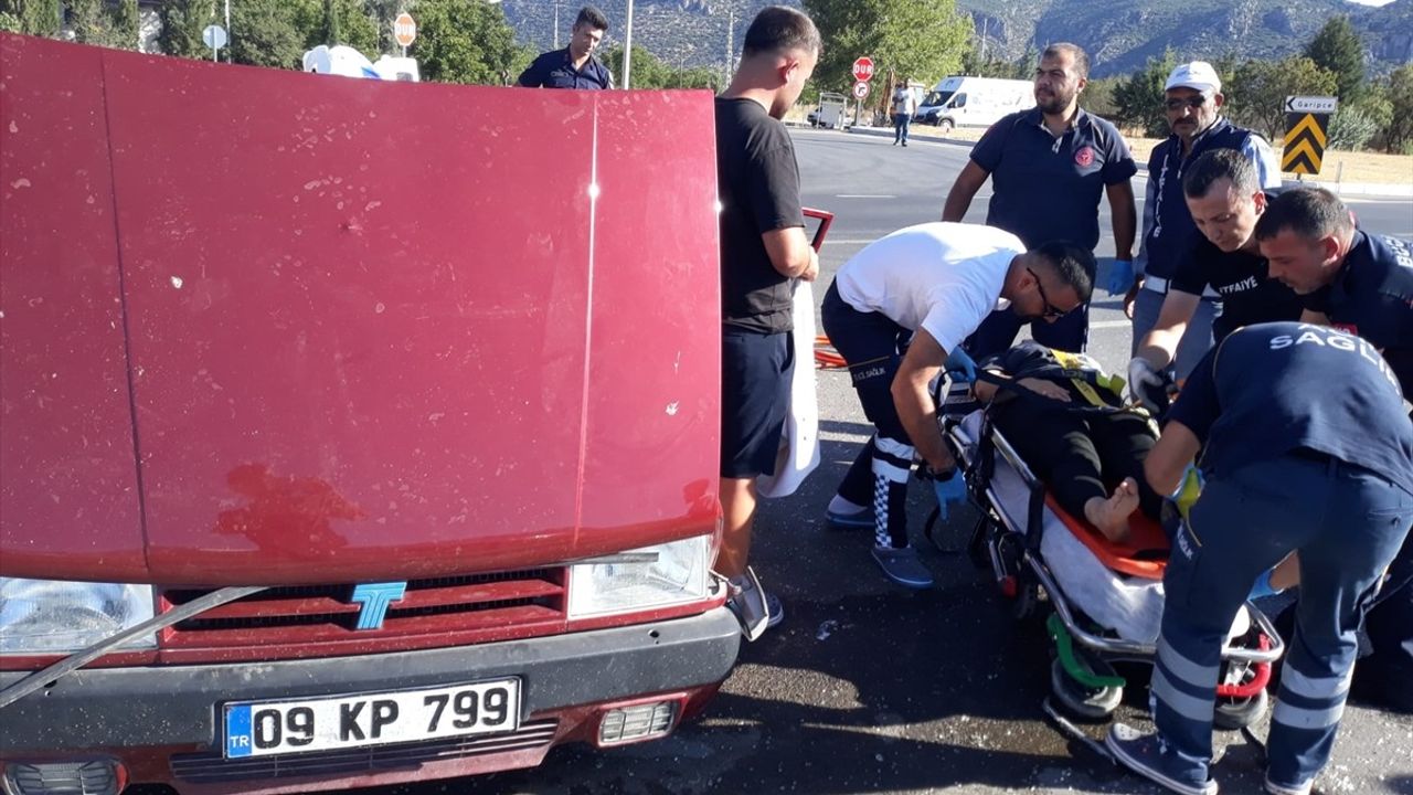 Antalya Korkuteli'de İki Otomobilin Çarpıştığı Kazada 3 Kişi Yaralandı