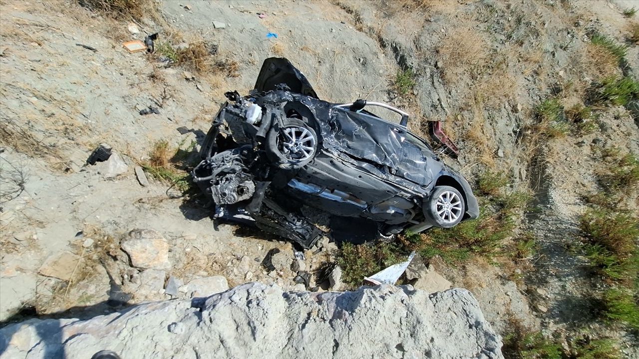 Antalya Manavgat'ta otomobil şarampole devrildi: 1 kişi öldü, 1 kişi ağır yaralandı