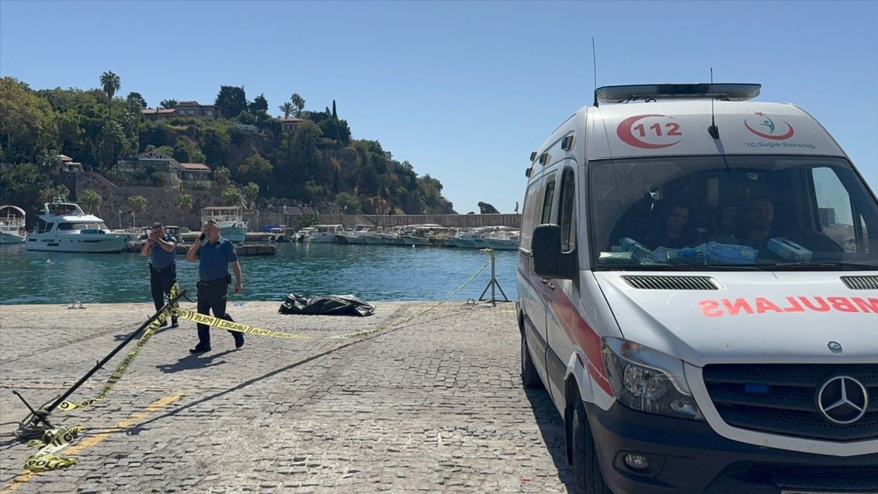 Antalya Muratpaşa'da falezlerden denize düşen kişi yaşamını yitirdi