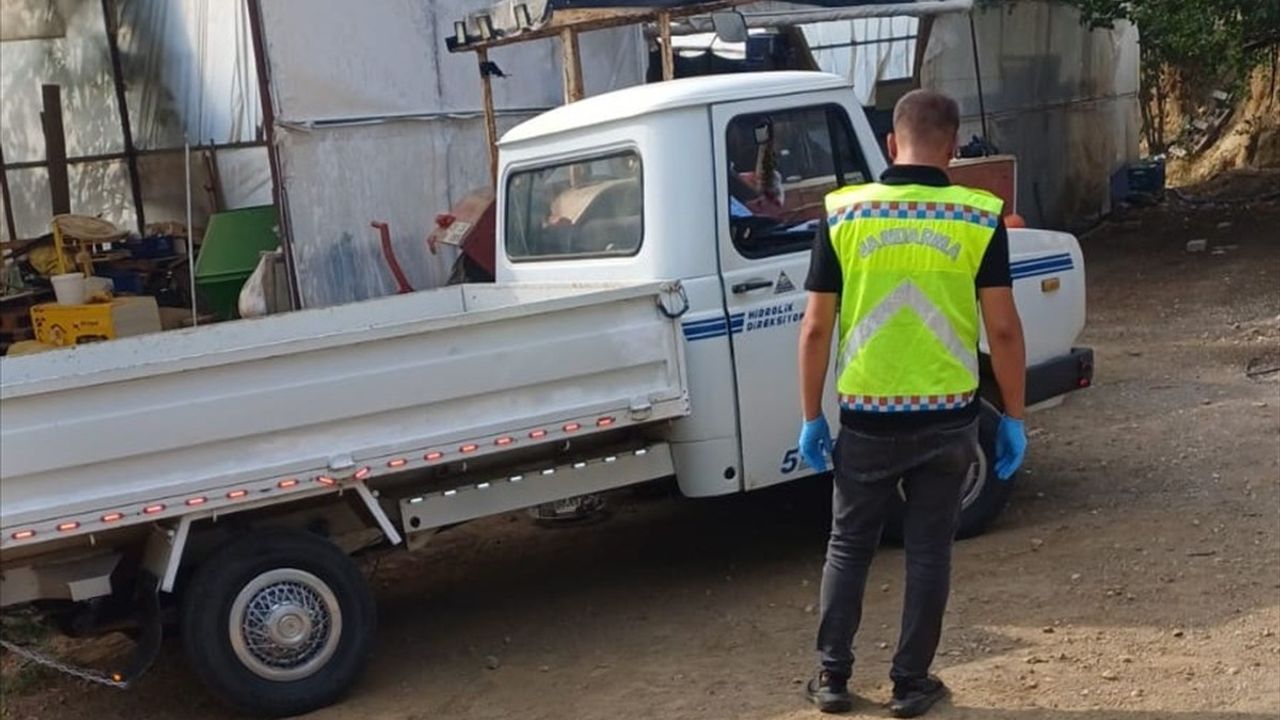 Antalya Serik'te kamyonet ile traktör arasına sıkışan Hasan Öz yaşamını yitirdi