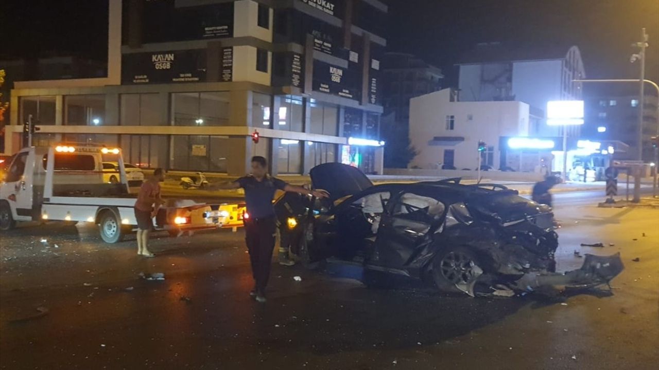 Antalya Serik'te Otogar Kavşağı'nda iki otomobil çarpıştı: 3 kişi yaralandı