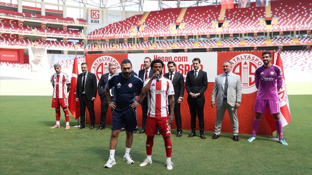 Antalyaspor 17 yeni futbolcusunu tanıttı; Başkan Perçin hedefi açıkladı