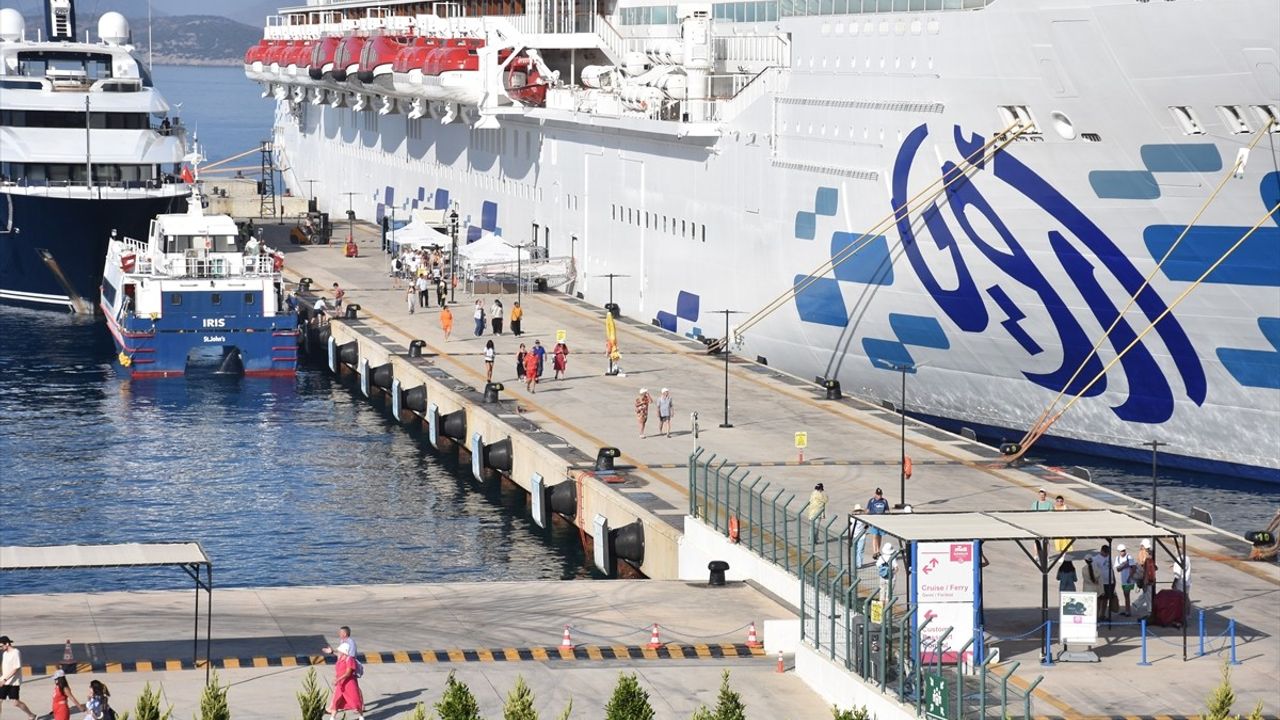 Aroya kruvaziyeri Bodrum'a 2 bin 683 yolcu getirdi