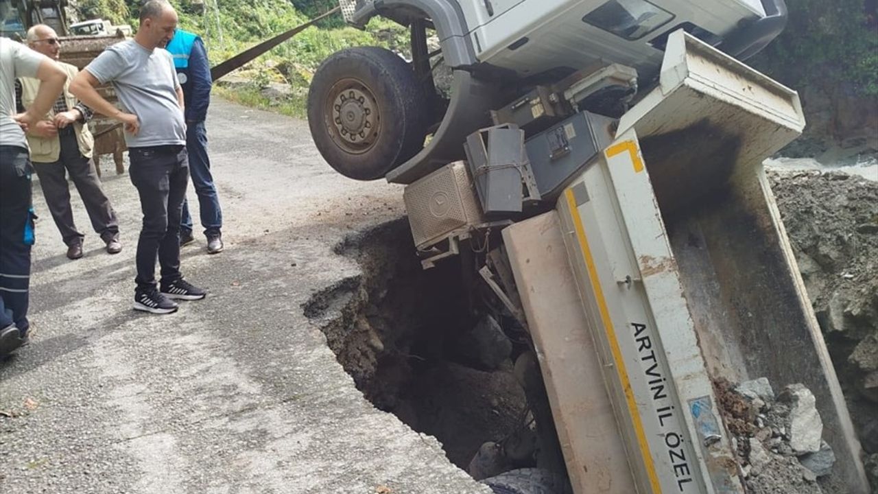 Artvin Arhavi'de Yol Çökmesi: İl Özel İdaresi Kamyonu Çukura Düştü, Sürücü Hafif Yaralandı