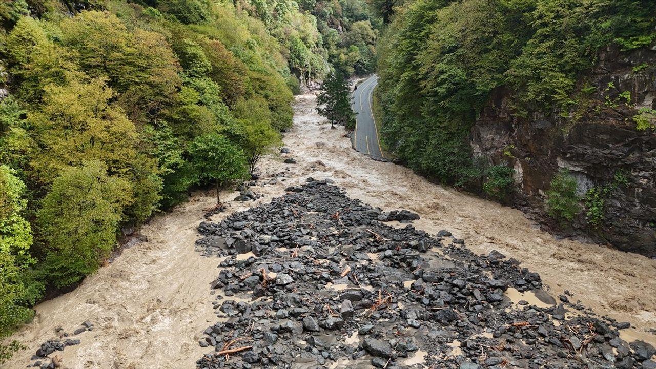 Artvin Borçka'da sağanak: Taşkın ve heyelanlar meydana geldi — Valilik açıklaması