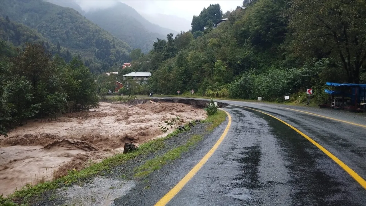 Artvin Borçka'da sağanak: Taşkın ve heyelanlar ulaşımı ve turizmi etkiledi