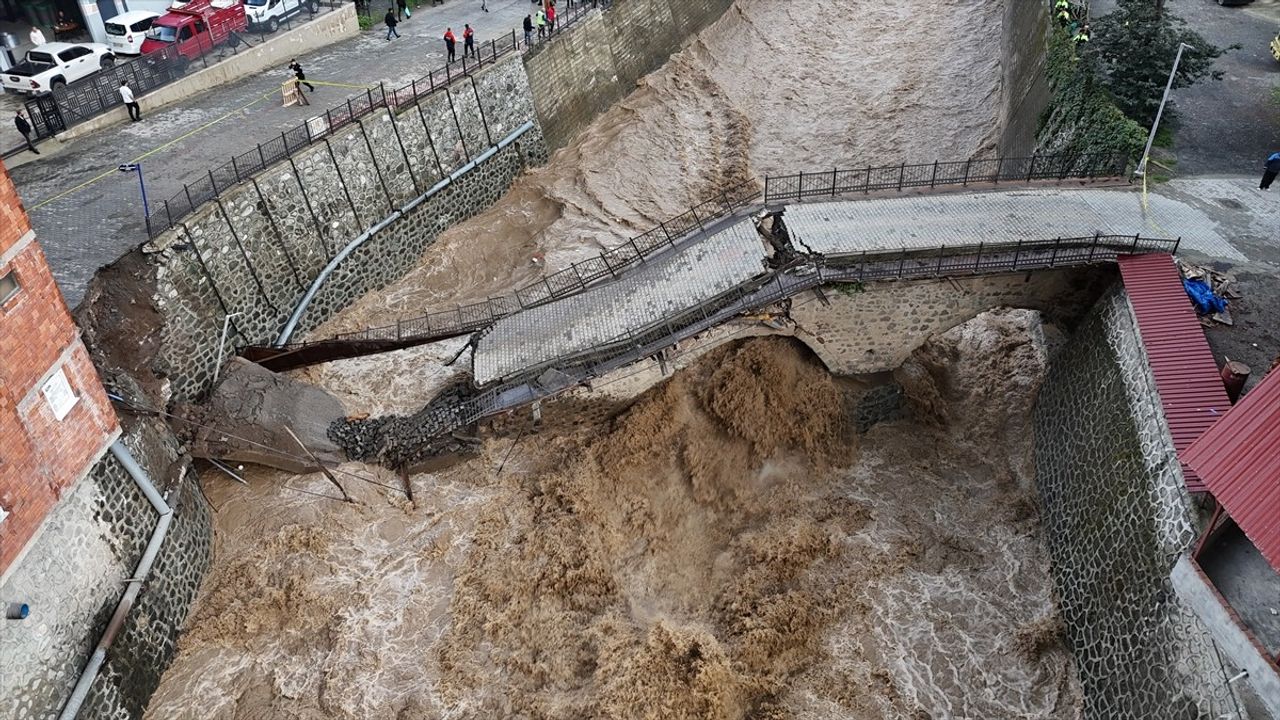 Artvin Borçka'da tarihi üç gözlü kesmetaş köprü yoğun yağış sonrası çöktü