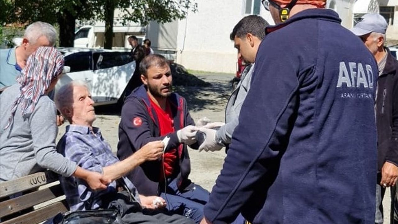Artvin Borçka'da yolu kapanan köydeki hasta helikopterle Rize'ye sevk edildi