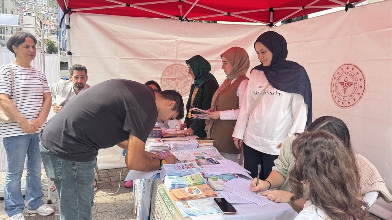 Artvin'de 'Dumansız Şehir Artvin' yürüyüşü: Sağlık ölçümleri ve sigara bırakma danışmanlığıyla farkındalık artırıldı