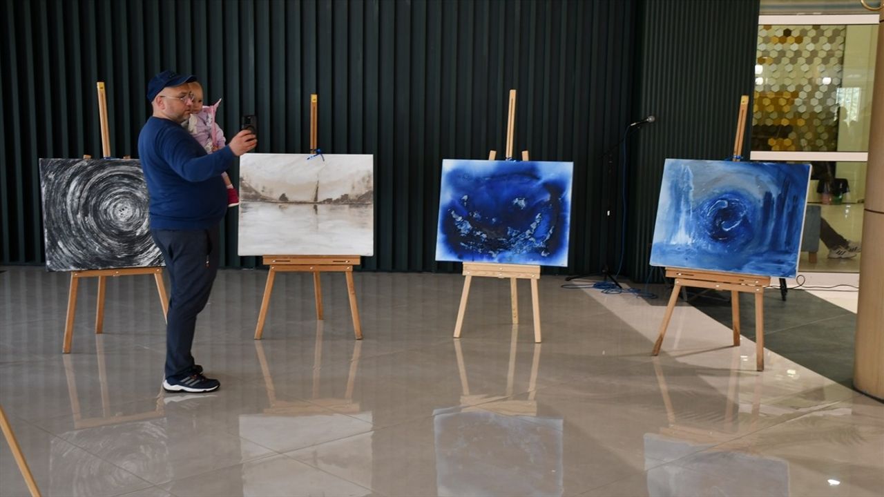 Aslıhan Öztürk 'Gayret-i Aşk' sergisini Gazze'ye ithaf etti; Küresel Sumud Filosu'na mavi kurdeleyle destek