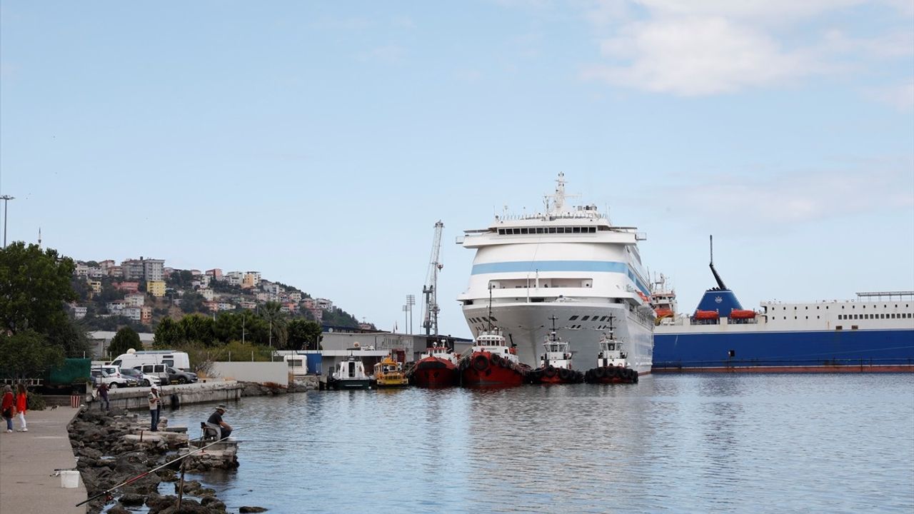 Astoria Grande kruvaziyeri 937 yolcuyla Samsun Limanı'na demirledi