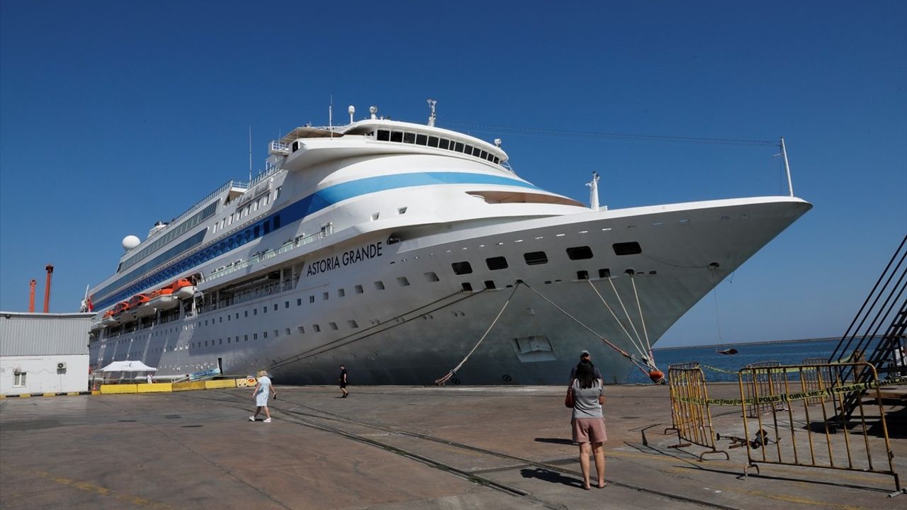 Astoria Grande kruvaziyeri Samsun Limanı'na demirledi