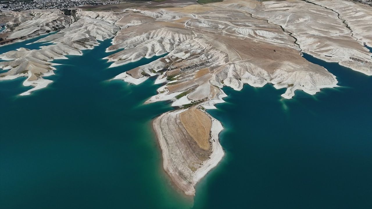 Atatürk Barajı'nda Kuraklık: Samsat Bölgesinde Su Çekilmesiyle Adacıklar Ortaya Çıktı