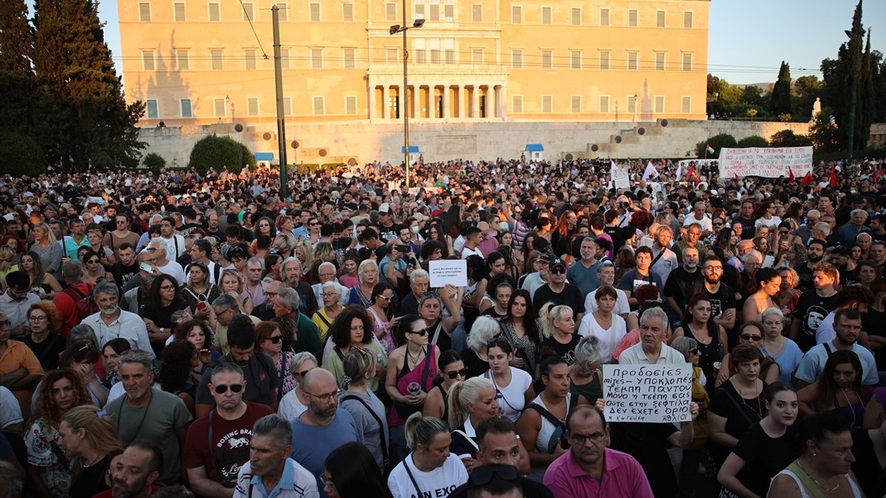 Atina'da Tembi tren kazası anmasında polis ile göstericiler arasında arbede