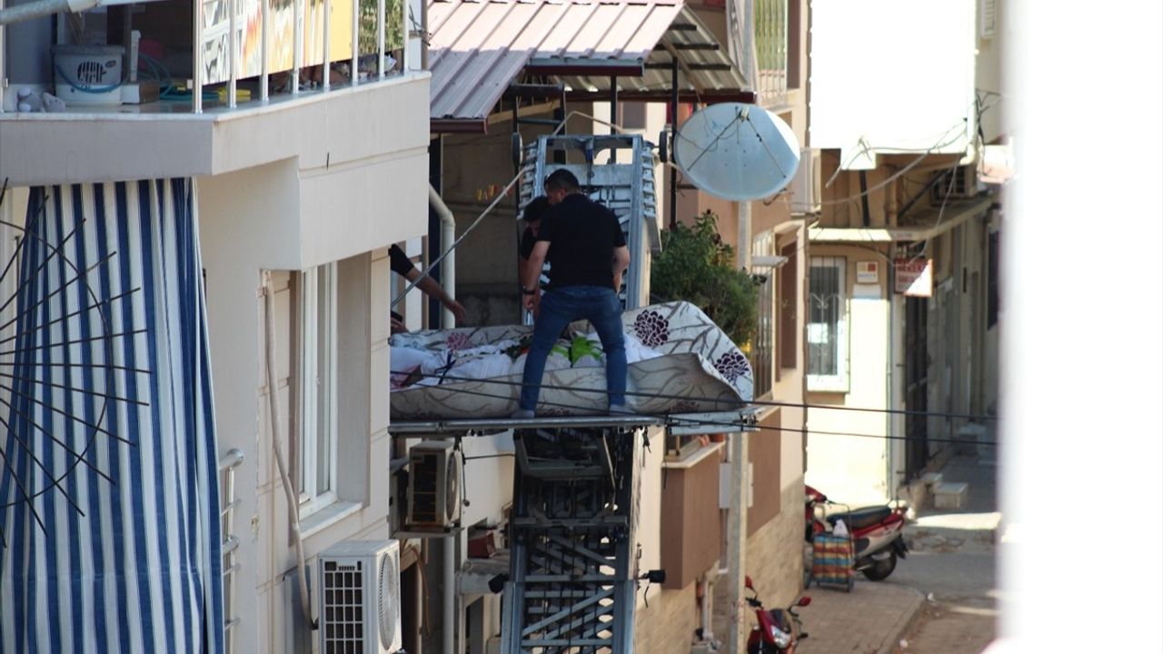 Aydın'da 310 kilogram ağırlığındaki Barış Yıldırım'ın cenazesi eşya asansörüyle evden çıkarıldı