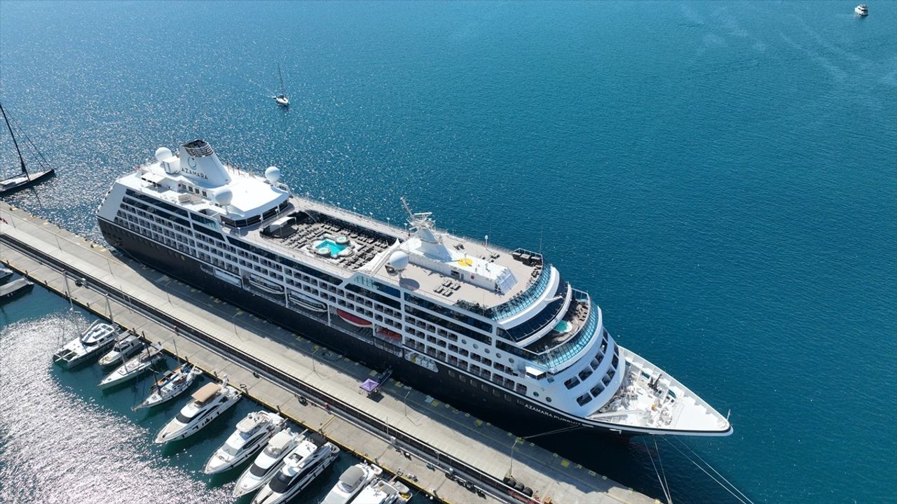 Azamara Pursuit kruvaziyeri 680 yolcusuyla Marmaris Limanı'na yanaştı
