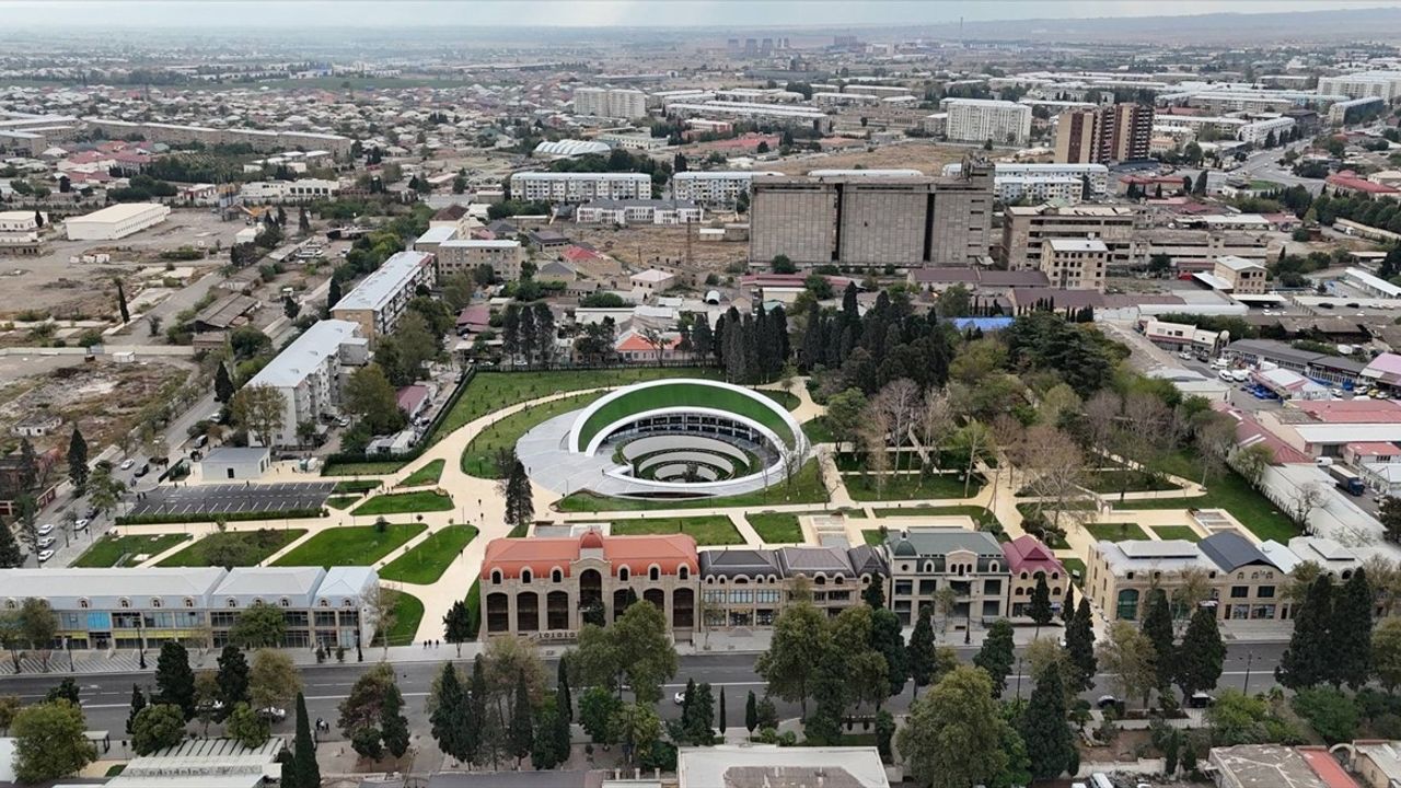 Azerbaycan, Gence'de saldırıya uğrayan alana 4 hektarlık anıt park açtı