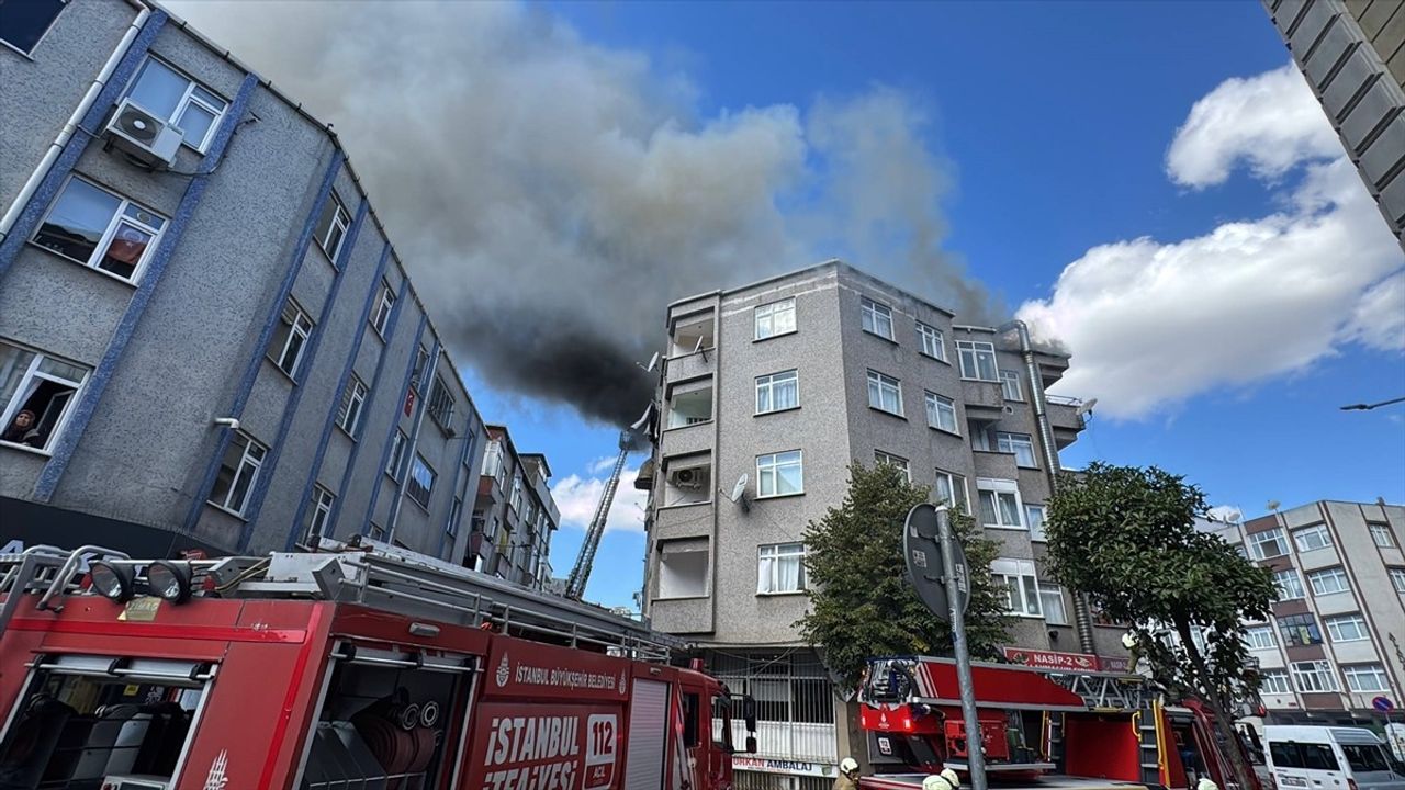 Bağcılar'da iki binanın çatısını etkileyen yangın söndürüldü