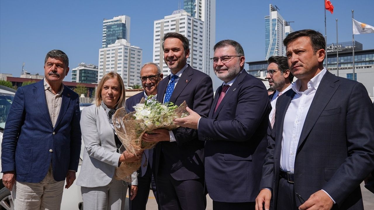 Bakan Alparslan Bayraktar İzmir’de: TÜREK 2025 Açılışı, Valilik ve AK Parti Ziyaretleri
