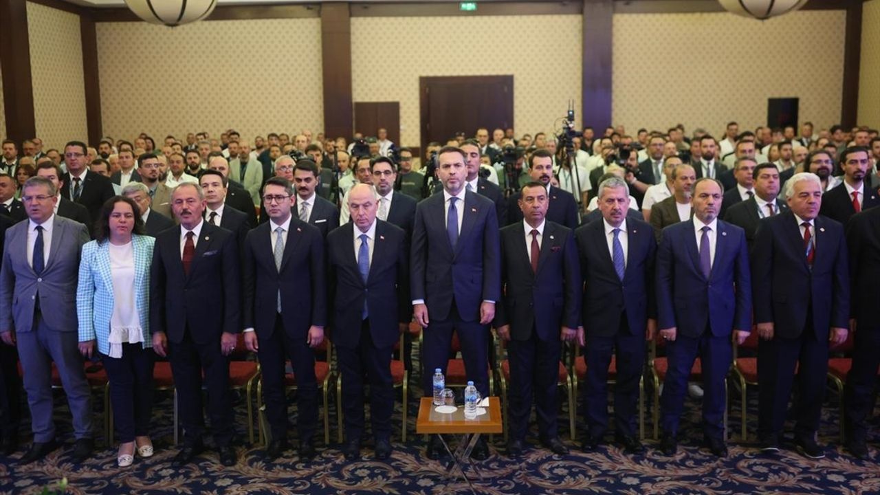 Bakan Bayraktar: 2035'te 120 bin megavat yeni güneş ve rüzgar kapasitesi hedefi