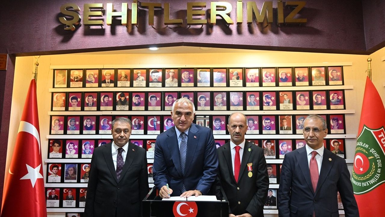 Bakan Ersoy, 19 Eylül Gaziler Günü'nde Şanlıurfa'da gazileri ziyaret etti