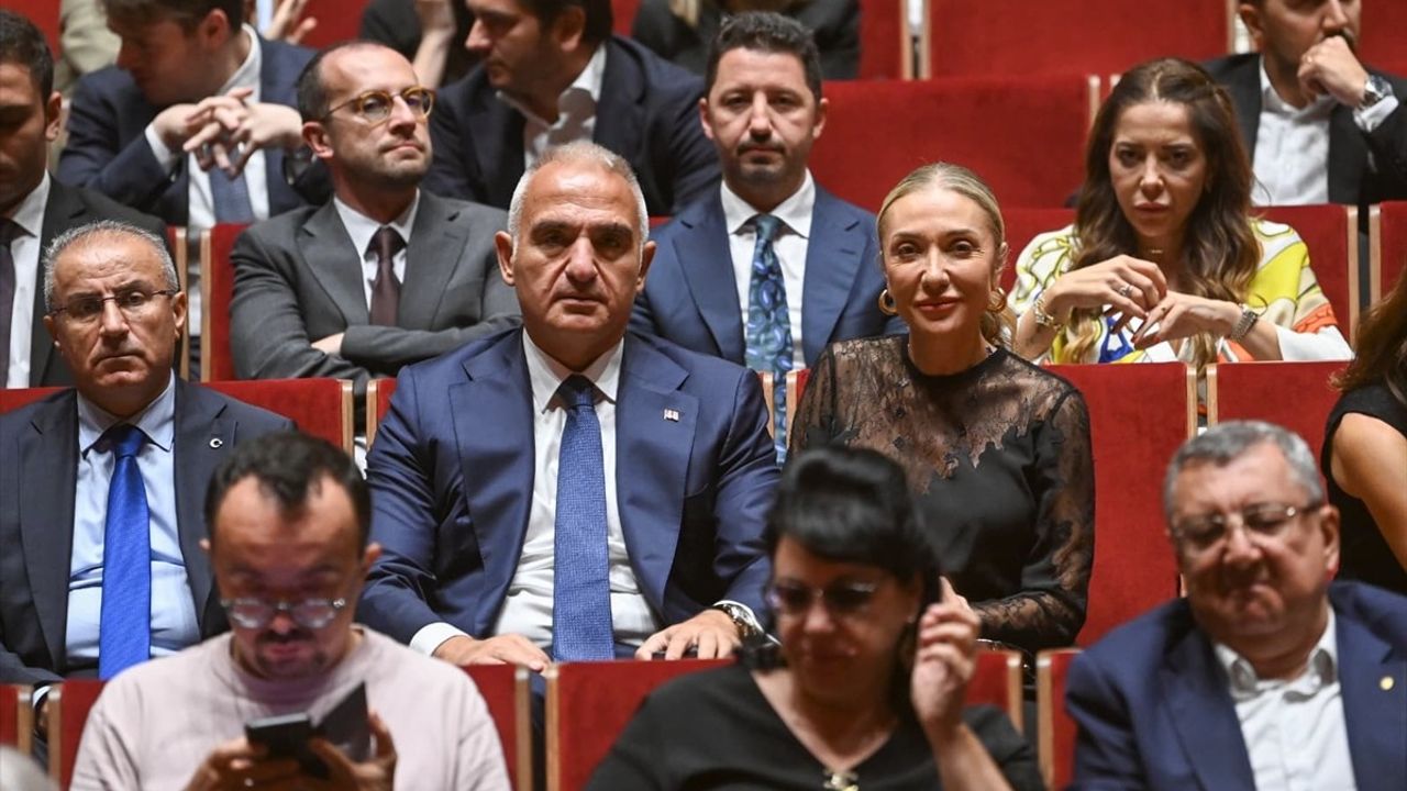 Bakan Ersoy, AKM'de Bolşoy Bale ve Orkestrası'nın 'Romeo ve Juliet' gösterimini izledi