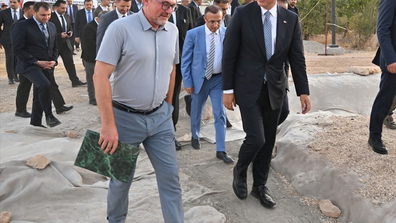 Bakan Ersoy, Gaziantep'teki Dülük Antik Kenti'nde incelemelerde bulundu