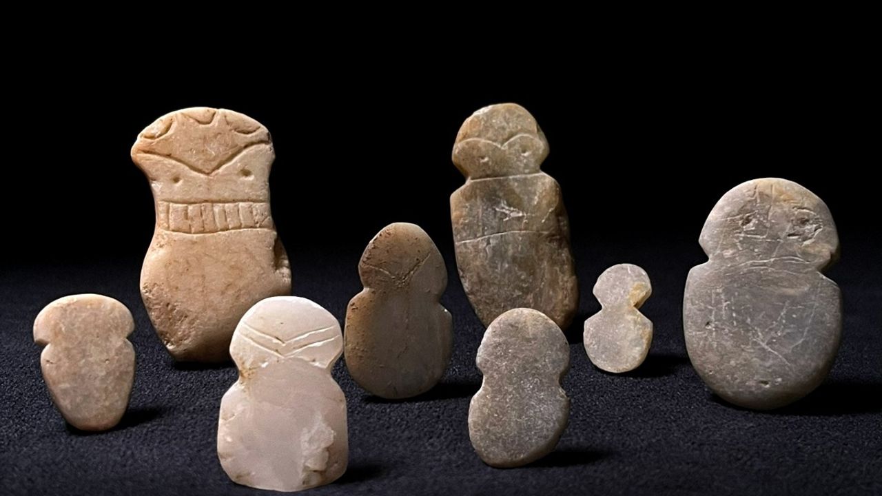 Bakan Ersoy: Tavşanlı Höyük'te 4 bin 500 yıllık mermer, kemik ve pişmiş toprak idolleri bulundu